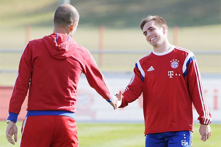 Lahm (D) está afastado do futebol desde novembro do ano passado, quando sofreu fratura em treino
