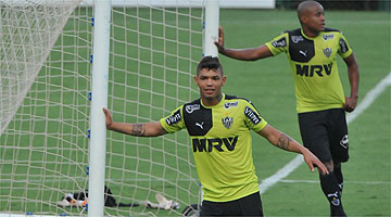 Carlos (centro) formará o ataque com Cesinha