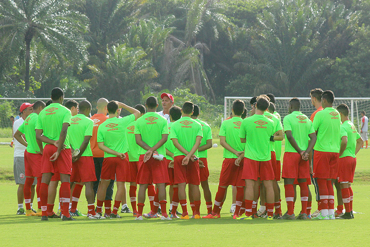 Técnico alvirrubro voltou a armar o time com três zagueiros durante o treino desta quarta