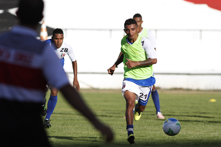 Na lateral direita, Nininho ganhou uma chance. Bileu deixou a posição e não foi sequer aproveitado 