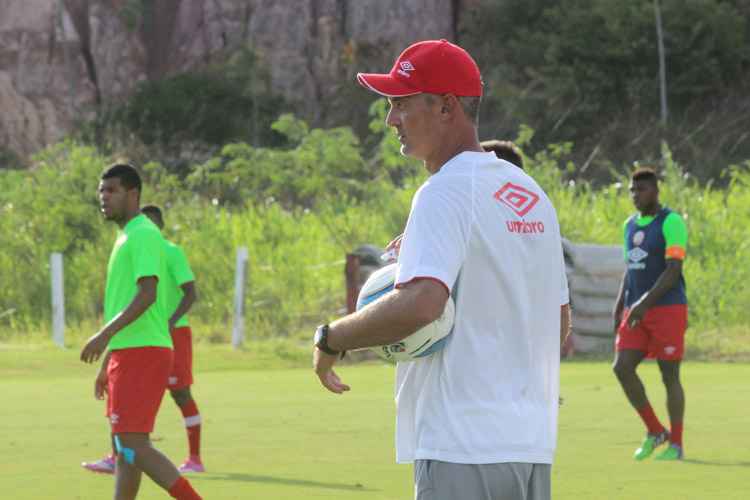 "Sem a bola, temos de estar mais compactos e menos vulneráveis. Senão, vou morrer do coração", brincou