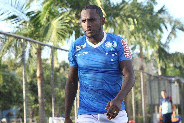 Titular do Cruzeiro nos jogos contra Huracán e Atlético, Willians terá agora de se recuperar de lesão muscular