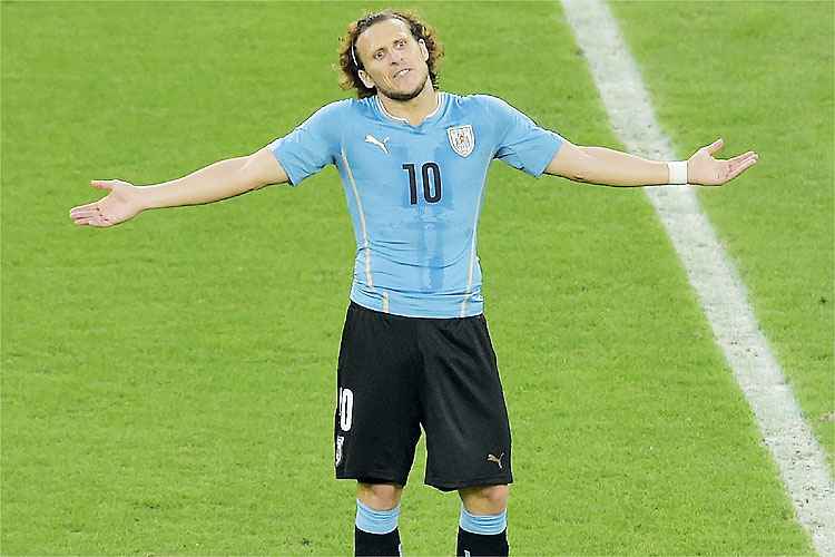 Diego Fórlan defendeu a Seleção Uruguaia na Copa do Mundo que ocorreu no ano passado, no Brasil