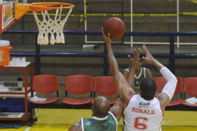 Candangos perderam por 96 x 84 e têm mais quatro partidas para tentarem avançar 