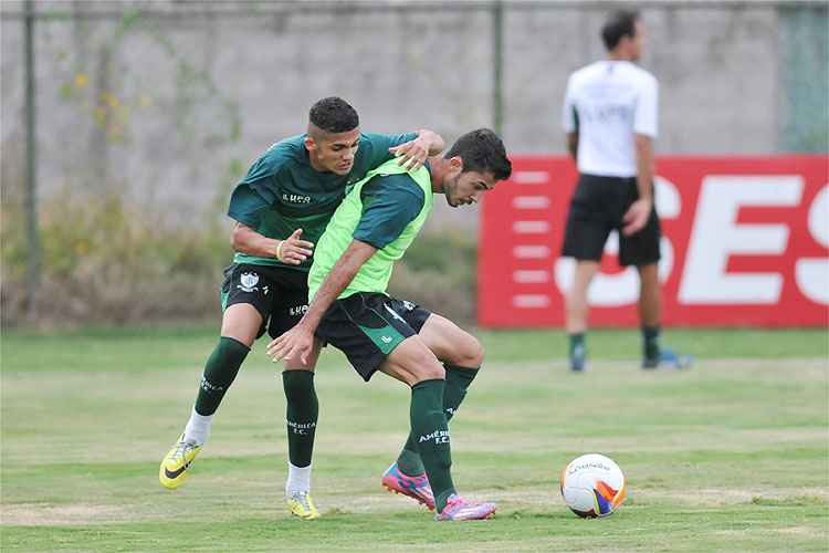 Atacante Bruno Sávio disputa bola com Douglas Dopô durante treino do América no CT Lanna Drumond