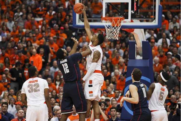 Fab Melo (C) em ação no Syracuse Orange, time universitário: notas baixas afastaram o jogador das quadras