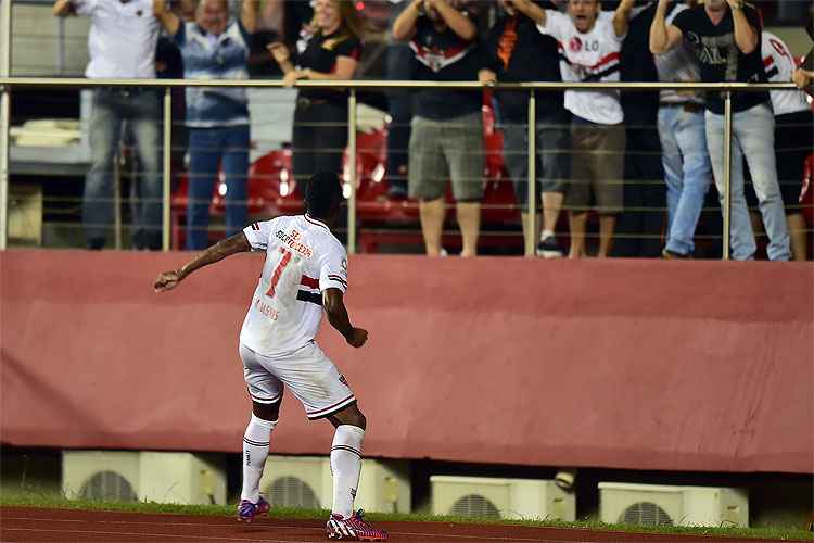 Michel Bastos comemora com torcedor do São Paulo o gol que garantiu o triunfo do Tricolor no Morumbi