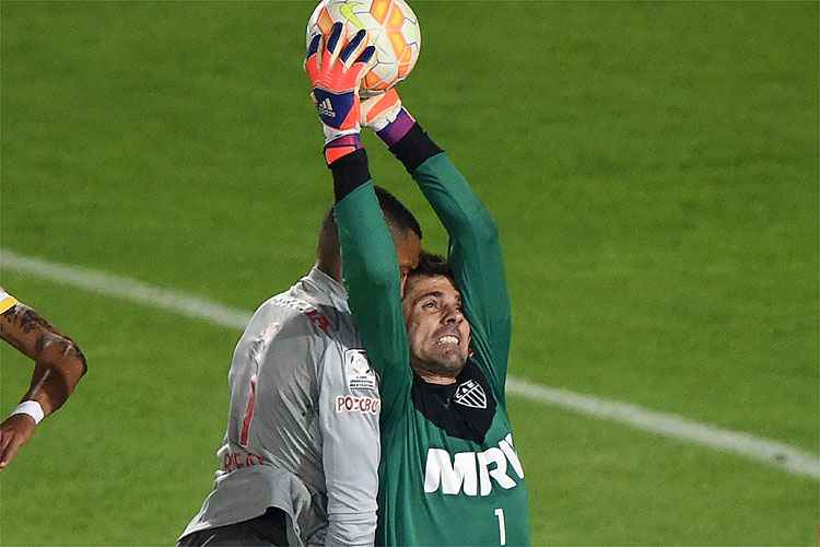 Lance do jogo entre Santa Fe e Atlético que gerou fratura em Zapata e