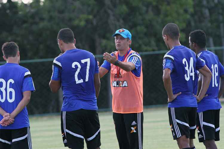 Eduardo Baptista vem sofrendo questionamentos de parte da torcida por conta da irregularidade do time