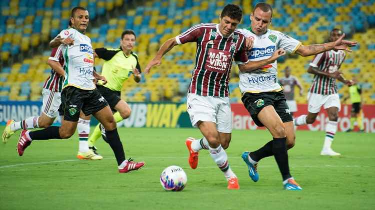 O Fluminense oscilou bons e maus momentos diante do Tigres neste sábado, no estádio do Maracanã