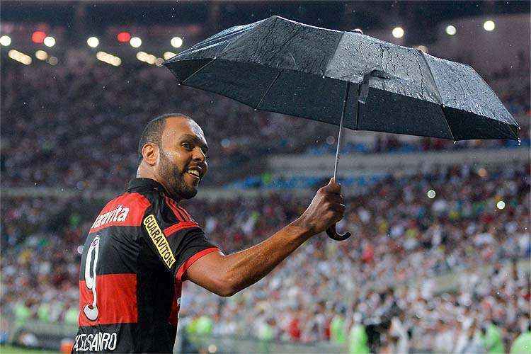 Flamengo marcou o primeiro gol. O goleiro Martín Silva tentou lançar com as mãos para Rodrigo, mas a bola parou na poça d´agua. Alecsandro foi mais esperto e bateu de primeira para colocar a bola nas redes