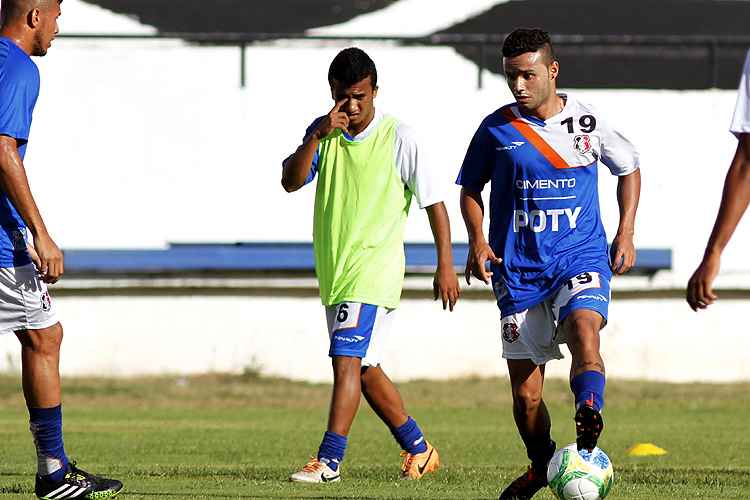 Ricardinho diz buscar alternativa para que Thiaguinho volte a jogar o melhor futebol