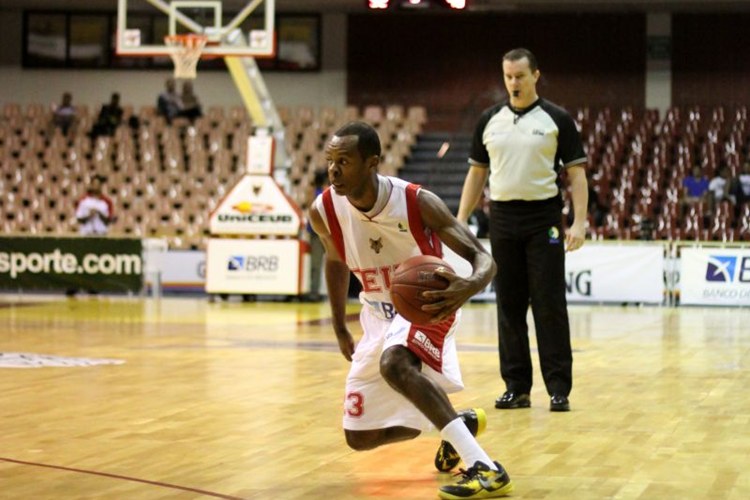 Ainda jogador do UniCeub/BRB, Nezinho joga as quartas contra o São José, no Nilson Nelson, em 2013