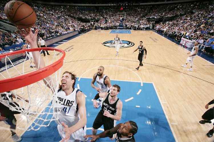 Dirk Nowitzki se tornou o primeiro jogador estrangeiro da história a ultrapassar 27 mil pontos e 10 mil rebotes