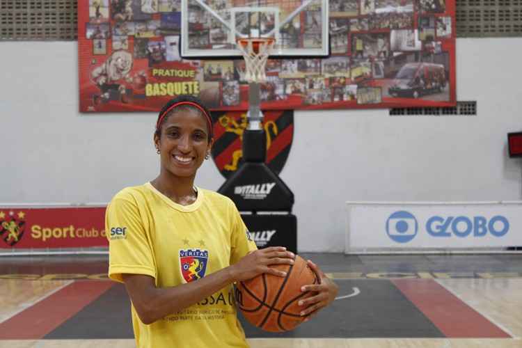 Laís faz sacrifícios na vida pessoal para seguir na carreira de jogadora profissional de basquete