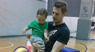 Murilo, com o filho Arthur, acompanhou treino da esposa Jaqueline no ginásio do Minas
