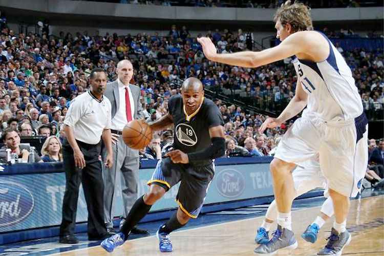 Leandrinho parte para cima do alemão Dirk Nowitzki em vitória dos Warriors