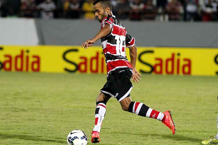 Carlos Alberto disputou 31 jogos pelo Santa e marcou três gols enquanto vestiu a camisa coral