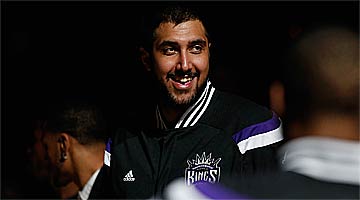 Sim Bhullar atuou nos 16 segundos finais da vitória do Sacramento sobre o Minnesota
