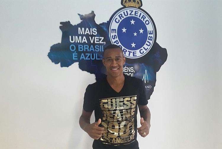 Fabrício chegou no começo da tarde à Toca da Raposa II, onde assinará contrato até julho de 2016