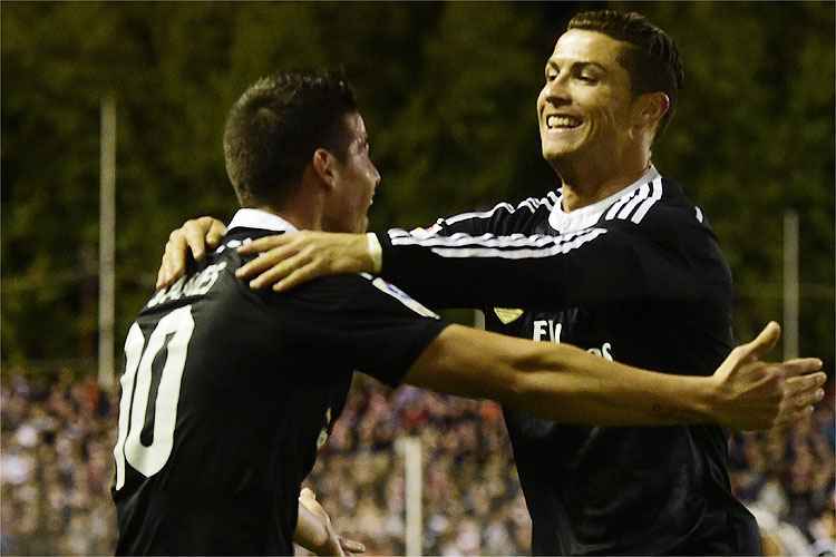 Suspensão automática de Cristiano Ronaldo (D) foi revogada, liberando o atacante para enfrentar o Eibar 
