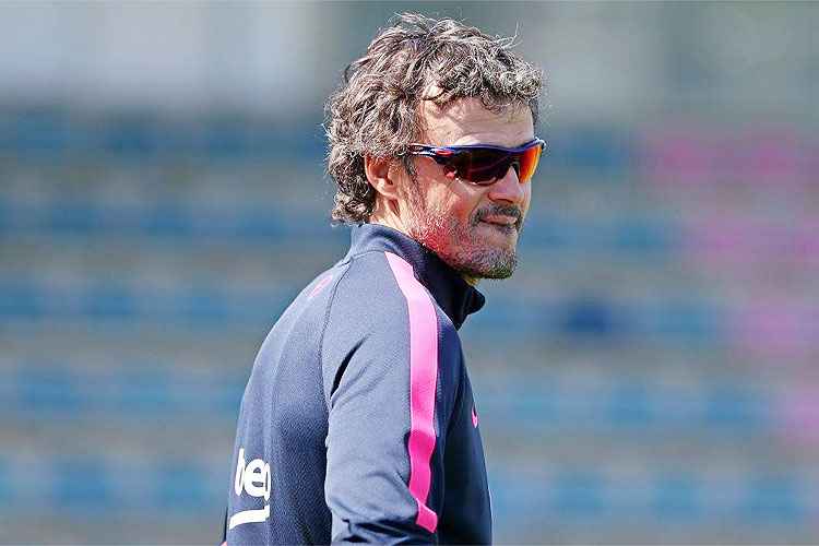 "Se eu pensasse igual a agente de Dani Alves, ele não jogaria um minuto a mais", disse Luis Enrique