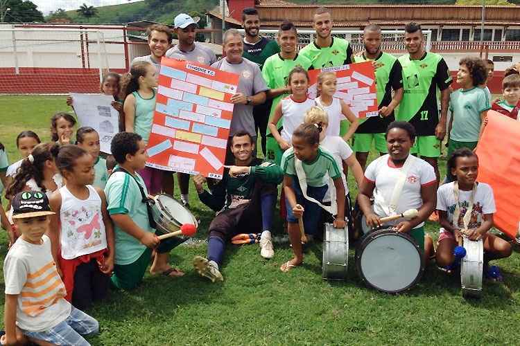 Estudantes foram ao treino nesta sexta-feira levar apoio à equipe de Tombos