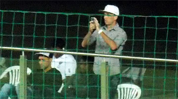 Ao lado de Pierre, Thiago Ribeiro tirou fotos e sofreu na torcida pelo Atlético contra o Santa Fe