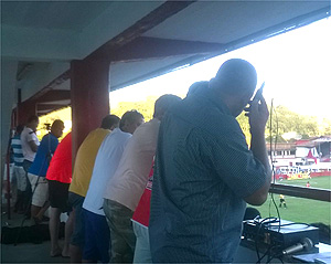 Estádio estava tão cheio que parte da torcida viu o jogo ao lado da imprensa