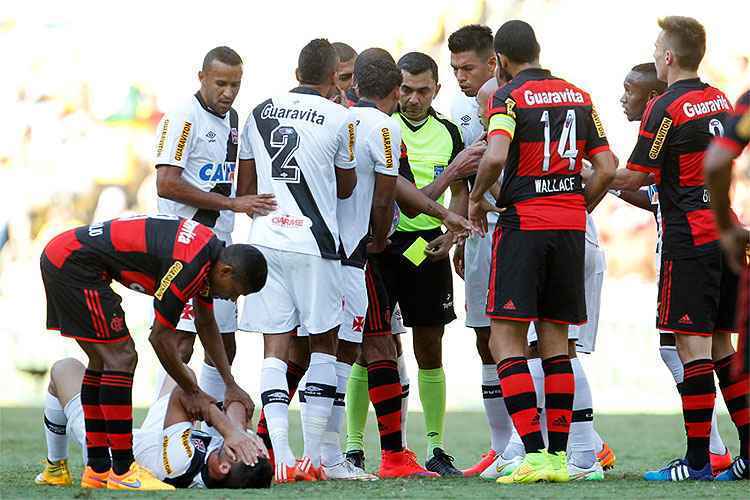 Flamengo e Vasco reclamaram bastante da arbitragem no primeiro clássico da semi do Campeonato Carioca
