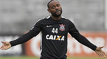 Tite não confirmou a equipe ainda, mas Vagner Love deve mesmo assumir a vaga do peruano