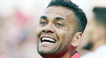Lateral Daniel Alves atuou normalmente em duelo diante do Sevilla, mas sentiu o tornozelo direito