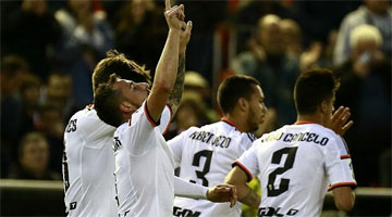 Paco Alcácer anotou o gol inaugural do confronto