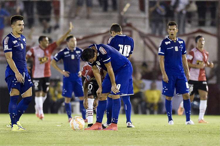 Cruzeiro foi facilmente envolvido pelo Huracán e foi derrotado por 3 a 1 em Buenos Aires