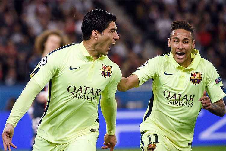 Neymar e Luis Suárez comemoram; atacantes deixaram Messi