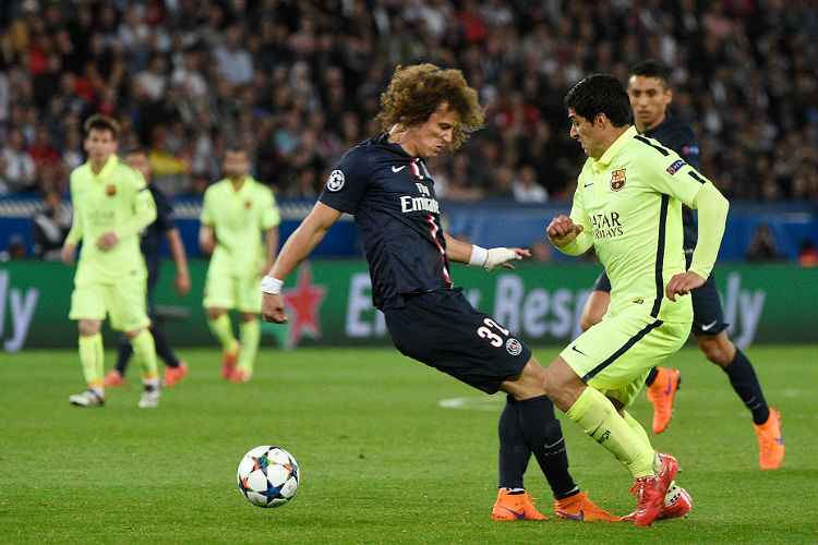 David Luiz foi alvo de duas canetas de Suárez que resultaram em gols do Barcelona no jogo em Paris