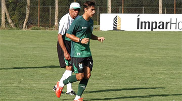 Xavier ainda busca primeira chance no clube