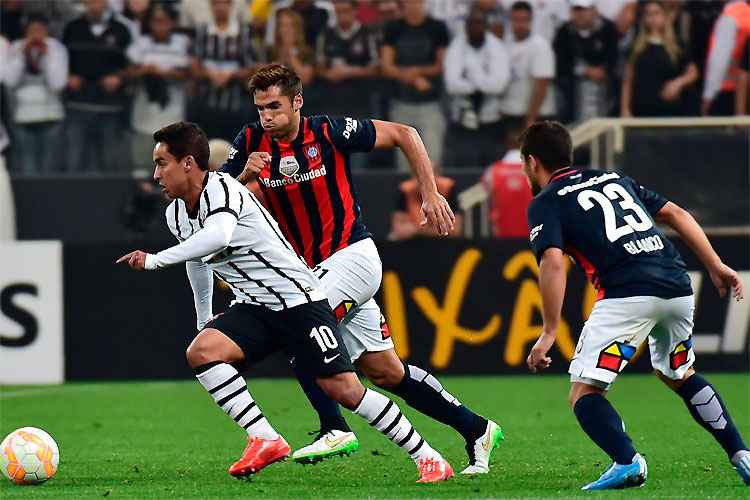 Jadson tenta se livrar da dura marcação do adversário: Corinthians teve jogo equilibrado contra San Lorenzo