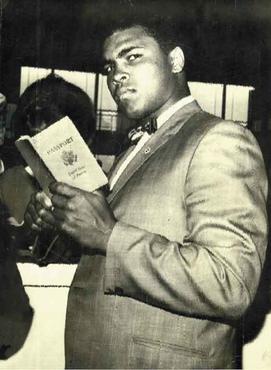 Ao se recusar a servir ao Exército em nome de Alá, Cassius Clay perdeu o cinturão dos pesados. Sete anos depois, em luta emblemática que chegaria às telas do cinema, a lenda Mohammad Ali era consolidada