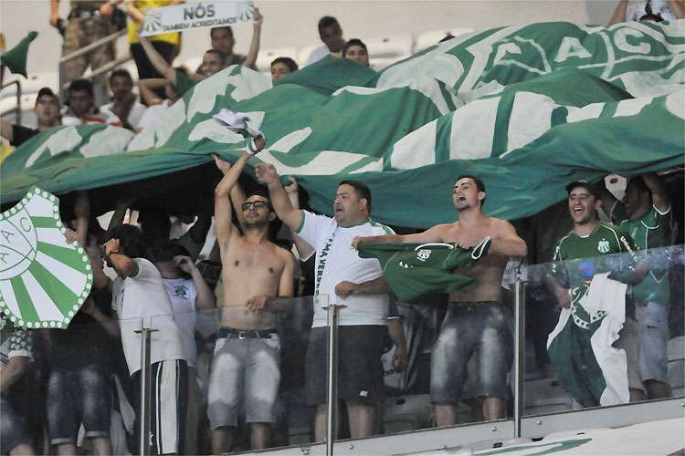 Em menor número, torcida da Caldense fez a festa no Mineirão no empate contra o Atlético