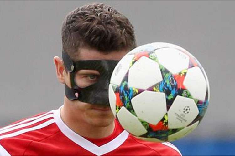 Lewandowski, que treinou com máscara nesta segunda, se recupera de uma pancada levada na cabeça