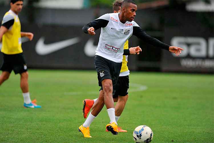 Robinho admitiu atraso salarial do Santos e sondagem do Cruzeiro, mas diz que pretende permanecer na Vila