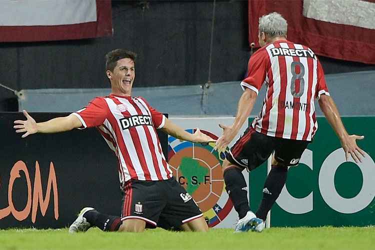 Guido Carrillo (esq) comemora o segundo gol do Estudiantes com Damonte: vantagem está do lado argentino