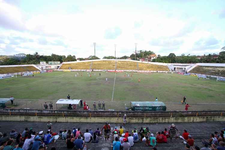 Com o gramado do Ademir Cunha em condições ruins, Santa Cruz continuará no Arruda por mais 15 dias
