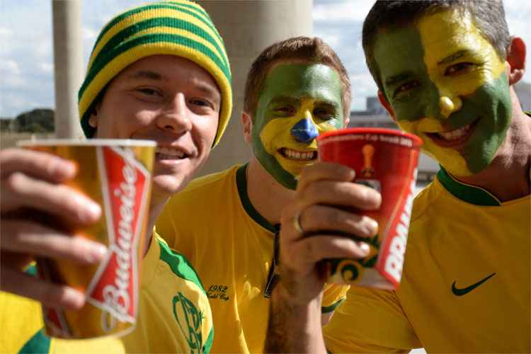 Consumo de cerveja em estádios foi liberado no Brasil durante as Copas do Mundo e das Confederações