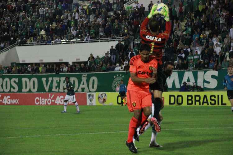 Goleiro foi pouco exigido na partida e nada pôde fazer para evitar os gols da Chapecoense no 2º tempo
