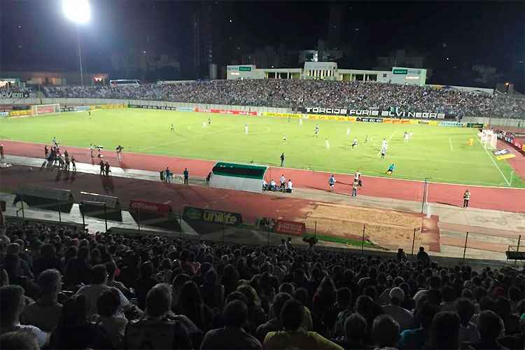 Estádio Willie Davids, em Maringá, recebeu grande público para o jogo contra o Santos na Copa do Brasil
