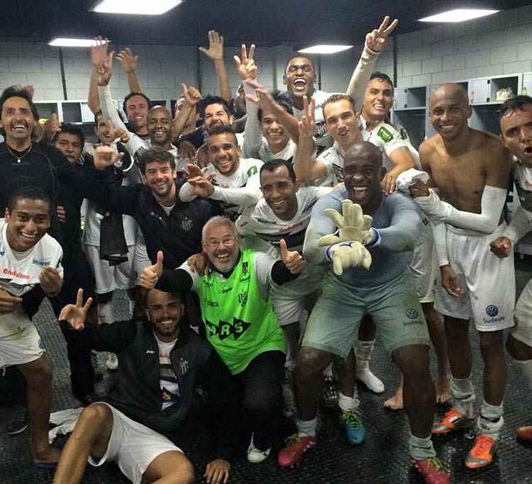 Jogadores festejaram a classificação à terceira fase da Copa do Brasil, depois da derrota para o Atlético-PR