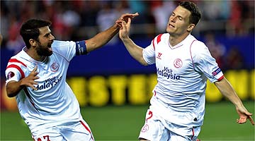 Kevin Gameiro (d) comemora gol do Sevilla