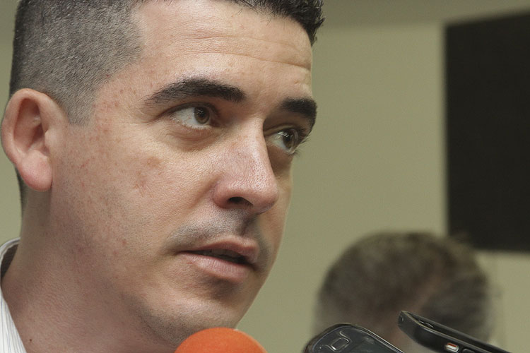 Vice-presidente Constantino Júnior indica que a prioridade é do meio-campo para a frente